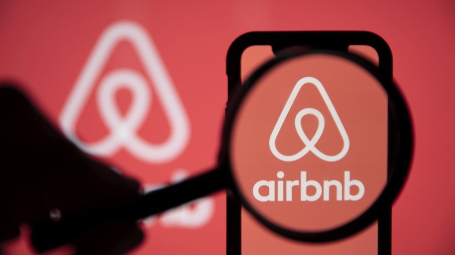 Prezes Airbnb: Ci, którzy stracą pracę przez AI, mogą zostać kucharzami, masażystami i hydraulikami