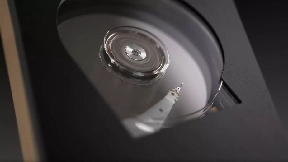Drogi i bezużyteczny, ale wygląda obłędnie. Ten przezroczysty HDD to prawdziwa perełka