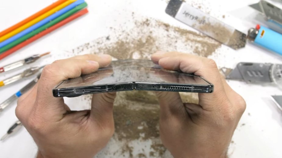 Samsung Galaxy Z Fold4 jest zaskakująco wytrzymały. Zobaczcie ekstremalne testy