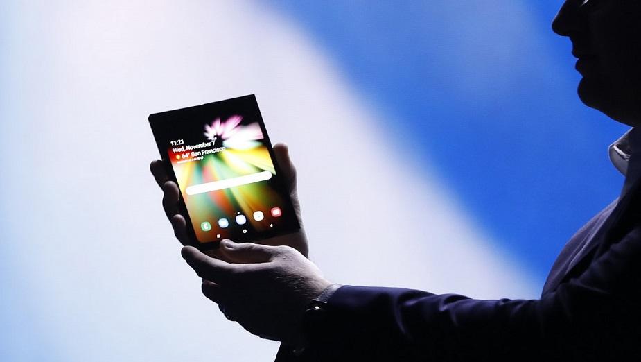 Składany smartfon Samsung Galaxy F dostanie potrójny aparat