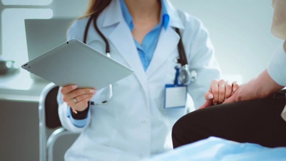 Sztuczna inteligencja dyskryminuje kobiety w opiece medycznej. Alarmujące wyniki badań