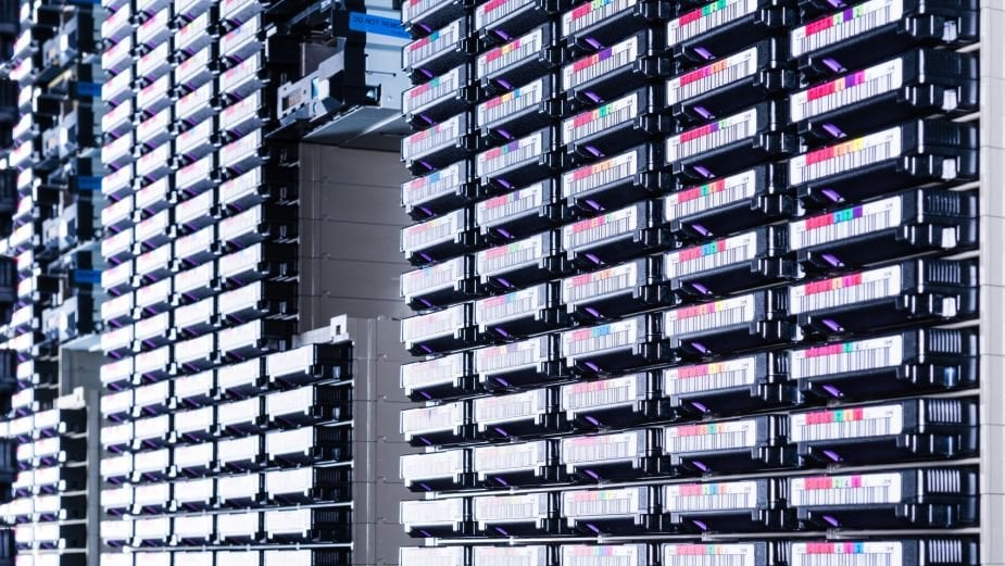 176 eksabajtów. Elon Musk chciał się pozbyć LTO, a taśma ma się świetnie i bije rekordy
