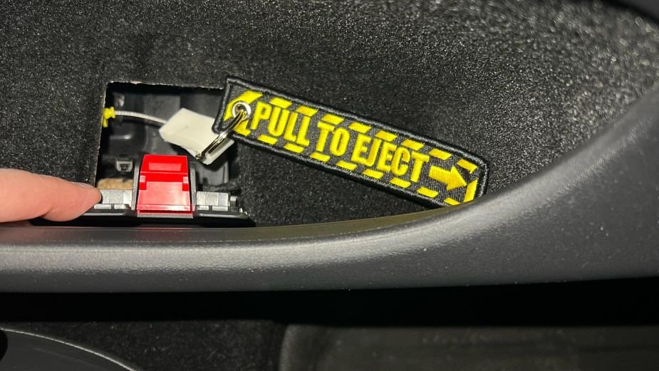 Pułapka na kołach - Elektroniczne drzwi Tesli zagrażają życiu. Właściciele montują własne systemy