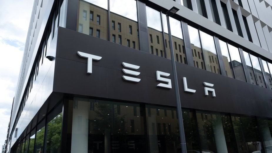Tesla na rozdrożu: spada sprzedaż, rosną nadzieje na autonomię