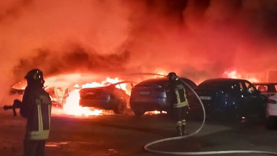 Terroryści przeciw Tesli już nie tylko w USA. Kolejny kraj wchodzi w skrajność
