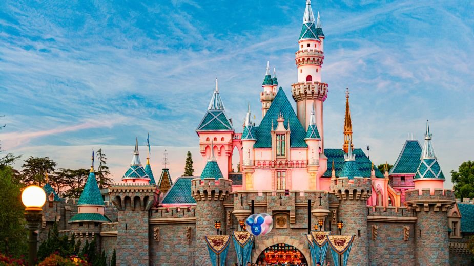 3 lata za włamanie i zmianę menu w Disneylandach. Myślał, że VPN go uchroni