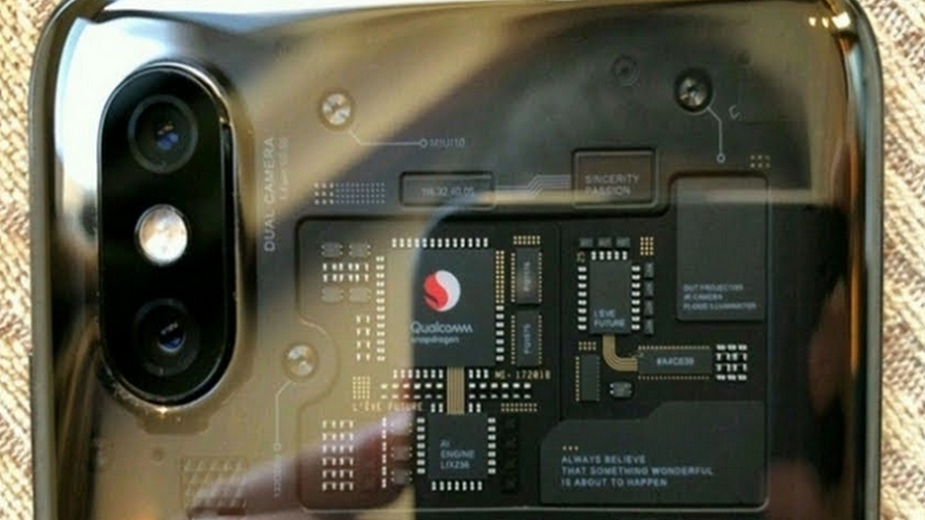 Xiaomi skłamało w sprawie przezroczystej obudowy w Xiaomi Mi 8 EE