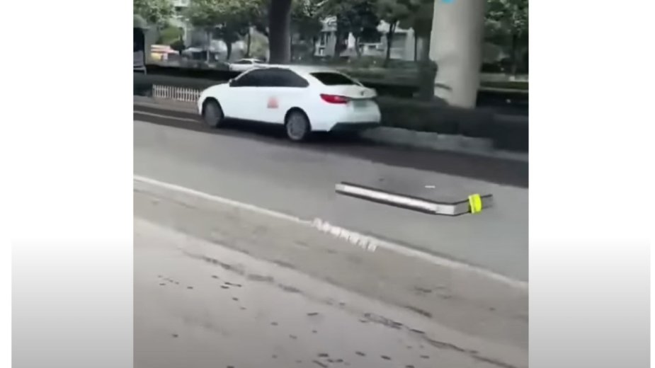 Z chińskiego auta elektrycznego odpadł akumulator. Podczas jazdy!