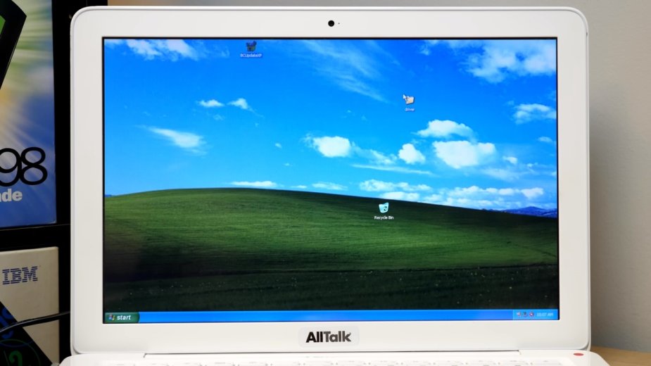 Zainstalował Windows XP na MacBooku z 2011 roku. Zadziałał nawet dotykowy ekran