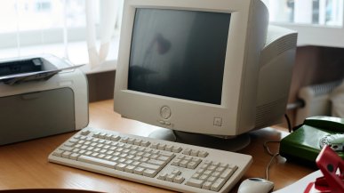 26-letni komputer z Windows 98 obsłużył AI - mogliśmy rozmawiać z PC już w zeszłym wieku