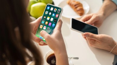 Awaria budzików w iPhone'ach: użytkownicy spóźniają się przez błąd Apple