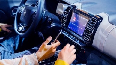 Android Auto dogoni Android Automotive. Google testuje nowe opcje integracji