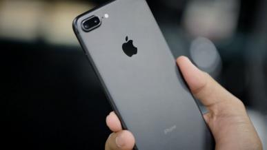 Apple zmniejsza produkcję iPhone`ów