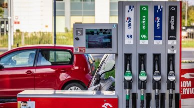 Benzyna właśnie spadła poniżej 50 proc. Pierwszy taki moment w historii