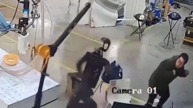 Bunt robota w fabryce - Unitree wpadł w szał, niemal raniąc pracowników