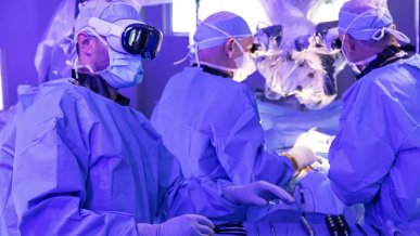 Chirurdzy z UK przeprowadzają pierwszą operację przy użyciu gogli Apple Vision Pro