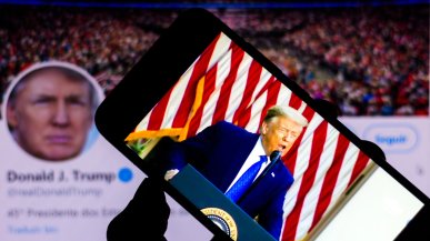 Trump idzie na noże z Apple. W tle jego... smartfon?