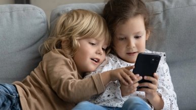 Nie ma dowodów na to, czego wszyscy się boimy. Smartfony jednak nie niszczą mózgów dzieci?