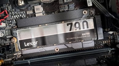 Dramatyczny spadek wydajności SSD PCIe 4.0. Porównuję działanie z radiatorem i bez