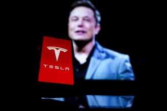 Elon Musk znów odlatuje. Chce jeść burgery i palić cygara w fabryce chipów