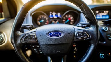 Ford będzie sprzedawał wybrakowane samochody. "Części doślemy później"