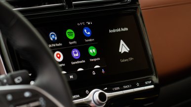 Asystent Google wypada z Android Auto. Nowe funkcje już czekają