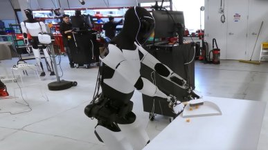 Plan Muska się wali. Roboty Tesli jednak nie nadają się do pracy w fabrykach? 