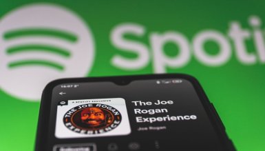 Joe Rogan ma powody do zadowolenia. Kontrowersyjny podcaster zgarnie od Spotify 250 mln USD