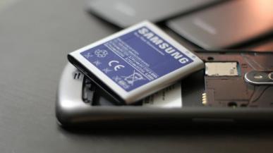 Komisja Europejska chce wymusić łatwą wymianę baterii w smartfonach