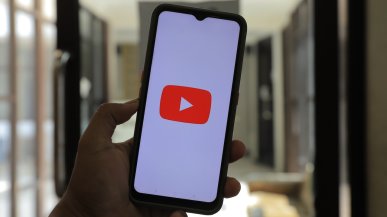 Koniec z barierą językową? YouTube może niedługo wprowadzić dubbing napędzany przez AI 