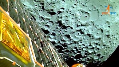 Łazik Pragyan Chandrayaan-3 rozpoczął spacer po Księżycu. To otwiera drogę dla budżetowych misji