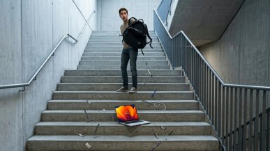 MacBook Pro spadł ze schodów. Oto skutki