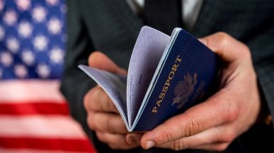 Mem na telefonie kosztował go podróż do USA. Na granicy cofnęli go do Europy