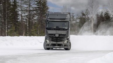 Ciężarówki Mercedesa przetestowane w mroźnej Finlandii. Jak wypadają elektryki w temperaturze -25°C?