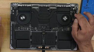 Nowy 14-calowy MacBook Pro rozebrany. Wnętrze to ten sam schemat