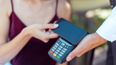 Płacenie smartfonem ma być jeszcze sprawniejsze. NFC wprowadza istotne zmiany