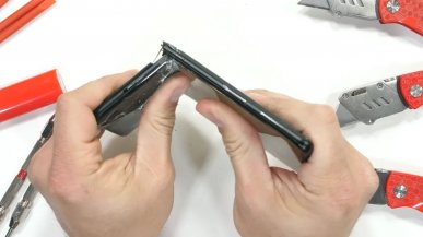 OnePlus 10 Pro dołącza do grona składanych smartfonów. Telefon bez problemu można złamać na pół