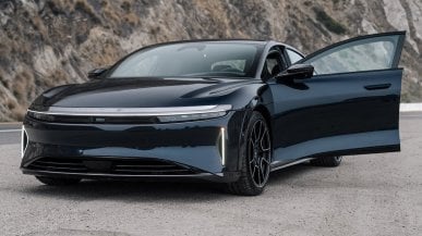 Opancerzony Lucid Air Sapphire: Luksus spotyka niezniszczalność. Klamki pod napięciem w zestawie...