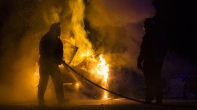 Podpalenia Tesli w Europie. "Antyfaszyści" wydali poradnik niszczenia salonów Elona Muska