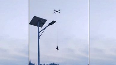 Potężnym dronem uratował sąsiada przed powodzią. Filmowe sceny w Chinach