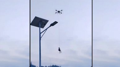 Potężnym dronem uratował sąsiada przed powodzią. Filmowe sceny w Chinach
