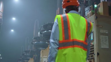 Poważny wypadek w fabryce Tesli. Robot zranił technika, który liczy na miliony odszkodowania