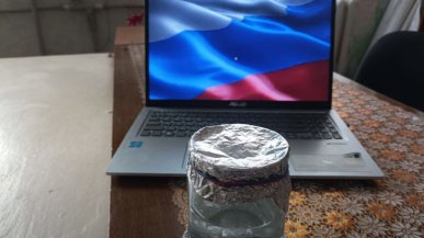 Rosja stanem umysłu. Stawiają wodę przed monitorem. Po co?