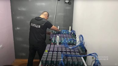 Rozbito ogromną farmę rosyjskich botów internetowych - 100 operatorów i 150 000 kart SIM