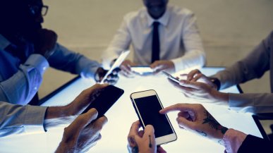 Rządy chcą kontroli nad smartfonami. Apple i Google pod presją
