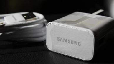Samsung wyśmiewa decyzję Apple o rezygnacji z ładowarek w zestawie ze smartfonem