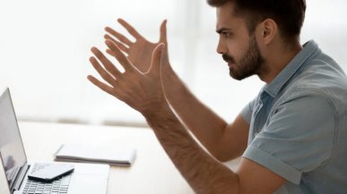 Możesz nie dostać pracy przez lagi i słaby internet. Badania nie kłamią