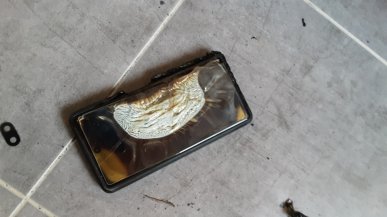 Smartfon stanął w płomieniach na stoliku nocnym. Zaraz obok użytkownika