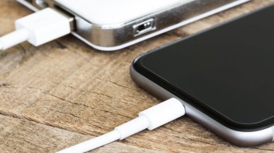 Średnia moc szybkiego ładowania smartfonów wzrosła do 34 W. Apple daleko z tyłu