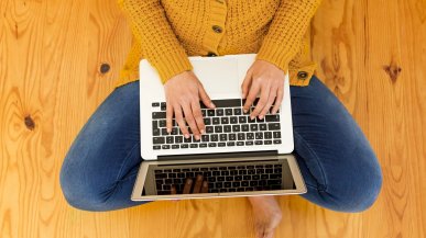 Laptop może zostawić ślady na ciele. Lekarze ostrzegają przed tym syndromem